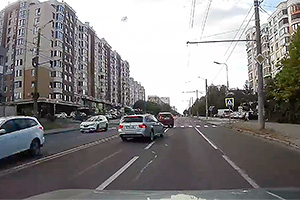 (VIDEO) Şoferul unei Honda a fost la un pas de a provoca un accident cu mai multe maşini în Chişinău din cauza unor manevre de neînţeles