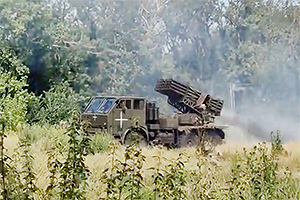 (VIDEO) Aşa arată un camion românesc DAC 6x6, înzestrat cu sistem de artilerie, în acţiune în zilele noastre