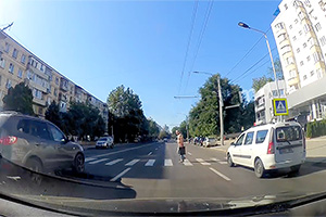 (VIDEO) Pieton salvat în Chişinău de claxonul altui şofer în timp ce un Hyundai îl ignoră cu viteză
