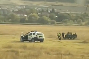 (VIDEO) Poliţiştii moldoveni, surprinşi în timp ce şi-au lăsat Dacia şi aleargă pe câmp după un motoroller
