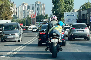 Un motociclist, surprins circulând cu un copil în rol de pasager, a stârnit discuţii intense în Moldova