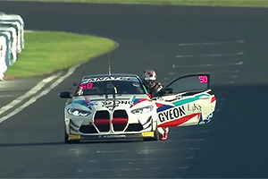 (VIDEO) Un pilot japonez a rămas fără benzină la BMW-ul său M4 chiar înainte de linia de finiş şi şi-a pierdut locul 1 în timp ce-şi împingea maşina