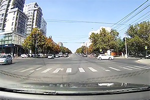 (VIDEO) Întoarcere cu drift lângă pietoni a unui Mercedes, surprinsă la o intersecţie Chişinău