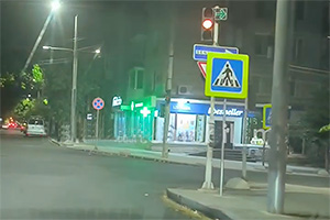 (VIDEO) Cum sunt montate indicatoare rutiere la o intersecţie din Chişinău, cu iresponsabilitate faţă de siguranţa rutieră