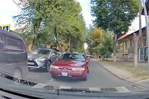 (VIDEO) Pedeapsă imediată într-un mod neaşteptat pentru un şofer care a depăşit pe contrasens o întreagă coloană de trafic în Chişinău