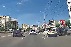 (VIDEO) Un poliţist din Chişinău nu oferă cel mai bun exemplu la o trecere de pietoni şi ar fi pasibil de amendă sau suspendare de permis, conform noilor modificări