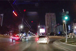(VIDEO) Reacţia impresionantă a unui şofer de BMW a ajutat la evitarea unui accident aproape iminent în Chişinău