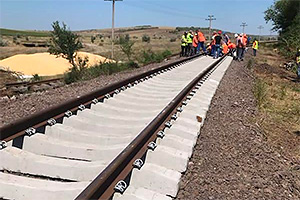 Şi-n Moldova se poate repara o cale ferată în 24 ore, după ce un segment a cedat şi a provocat deraierea unui tren cu 61 de vagoane