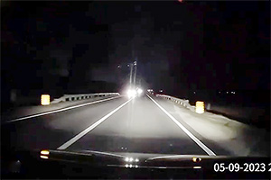 (VIDEO) Un poliţist din brigada Fulger a lovit aseară un pieton pe un traseu neiluminat, pe care un alt şofer îl evitase la limită, câteva minute mai devreme