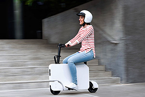 (VIDEO) Honda a lansat Motocompacto, un scuter electric cu formă de valiză, pe care-l poţi pune şi-n portbagajul unei maşini