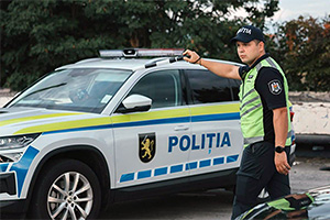 Poliţiştii din Moldova au vrut să confişte azi primul automobil al unui şofer fără permis, a urmat încercarea de a-i mitui, iar acum proprietarul riscă închisoare