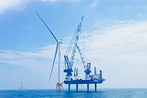 Chinezii au stabilit un nou record, având nevoie de doar 30 de ore pentru a instala o turbină eoliană uriaşă în mare