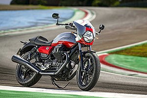 Moto Guzzi a lansat noul V7 Stone Corsa, o motocicletă care aminteşte de spiritul italian de performanţă pe două roţi de cândva