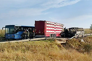 Accident grav între două autocare şi un camion pe drumul E70 din Teleorman, România, cauza aparentă ar fi o depăşire a unuia din autobuze