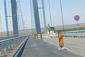 (VIDEO) La doar două luni de la marea inaugurare, podul de la Brăila intră în reparaţie a asfaltului