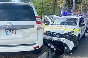 O Dacia Duster a poliţiei din Chişinău, cu două persoane reţinute la bord, a lovit din plin o Toyota Land Cruiser