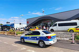 Aeroportul Iaşi anunţă că nu va mai permite staţionarea microbuzelor din Republica Moldova în faţa terminalelor, din cauza şoferilor care se ţin de racolat clienţi