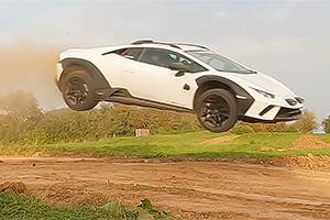 (VIDEO) Proprietarul unui Lamborghini Sterrato a făcut un salt pe trambulină cu el, pentru a afla dacă acesta rezistă