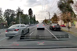 (VIDEO) O Skoda Superb, cu viteză enormă prin centrul Chişinăului, a fost la o secundă distanţă de a spulbera un pieton pe o trecere