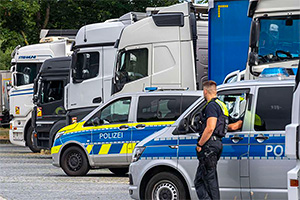 Un camion din România, care transporta maşini, a fost scos din circulaţie de poliţia din Germania, fiind declarat bun de dat la fier vechi