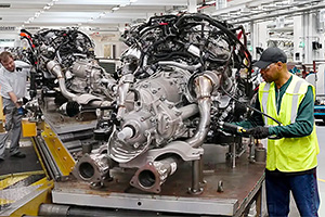 (VIDEO) Cum e fabricat renumitul motor W12 Bentley, în ultimele sale exemplare înainte de a pleca în istorie