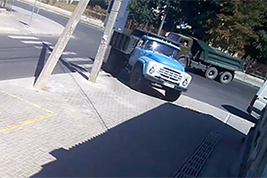 (VIDEO) Şoferul unui camion ZIL şi-a urcat vehiculul pe trotuar în Chişinău, deteriorând grilele canalelor de scurgere