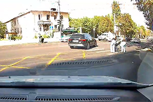 (VIDEO) O ambulanţă trece şi alţi doi şoferi se grăbesc să profite din urma ei, ignorând 3 mame cu copii pe trecerea de pietoni