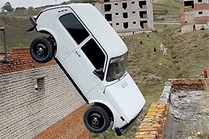 (VIDEO) Un cascador rus a vrut să sară cu o Lada Niva între două clădiri, dar maşina n-a prins viteza necesară şi a căzut între ele