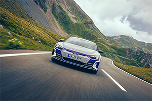 Audi lansează RS e-tron GT ice race edition, o maşină electrică, care se vrea una de colecţie