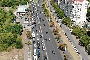 (VIDEO) Poliţia din Chişinău anunţă că foloseşte drone pentru a monitoriza mai intens benzile pentru transport public, pe care mai mulţi şoferi au început a le ignora din cauza ambuteiajelor