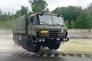 (VIDEO) Cum sunt antrenaţi şoferii din armata Cehiei să mânuiască în derapaje camioanele Tatra 8x8
