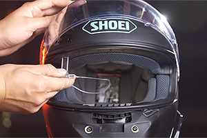 (VIDEO) Cum arată casca de motociclist cu head-up display integrat în ea într-un mod ciudat