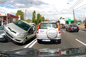 (VIDEO) Un accident ce aminteşte de cascadoriile din filme, cu 4 maşini implicate, a fost provocat de o manevră neinspirată în Chişinău