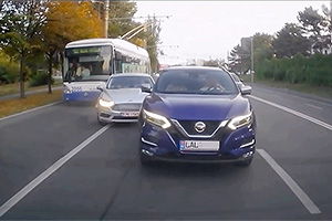 (VIDEO) Un accident de neînţeles între un troleibuz şi două maşini a fost surprins de o cameră de bord în Chişinău