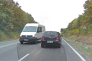 (VIDEO) Reacţia exemplară a unui şofer de Volvo l-a salvat de la un impact frontal grav pe un drum din Moldova
