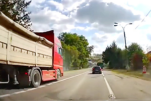 (VIDEO) Un şofer de camion vede 3 maşini pe contrasens în faţa sa şi continuă să depăşească neregulamentar, impunându-i pe toţi s-o ia pe acostament