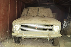 (VIDEO) O Lada 2102 din primii ani de fabricare, cu doar 80 km pe odometru, a fost descoperită într-un garaj