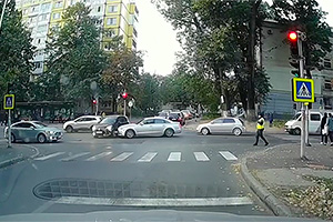 (VIDEO) Imediat ce un poliţist a plecat din intersecţia unde dirija circulaţia în Chişinău, s-a produs un accident