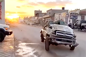 (VIDEO) O Toyota Land Cruiser 70 răsturnată, care a căzut de pe un versant de munte, a putut veni pe propriile roţi la service