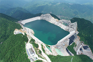 China nu investeşte atât în centrale de baterii imense, ci construieşte masiv hidrocentrale prin pompare cu rol de baterie de apă