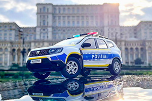 O companie din România a pus în producţie machete la scara 1/18 inspirate din autospecialele Dacia Duster ale poliţiei române