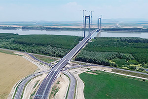 Podul de la Brăila are noi crăpături în asfalt şi fisuri la structura de rezistenţă, la doar 4 luni de la inaugurare