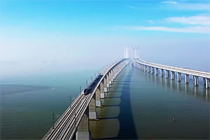 China a inaugurat o cale ferată construită parţial pe mare, unde trenurile pot merge cu 350 km/h, pentru că cea de alături de 250 km/h era prea lentă