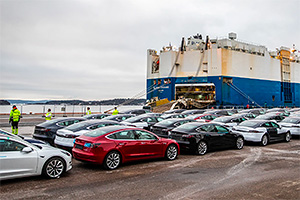 Angajaţii service-urilor Tesla din Suedia au intrat într-una din rarele greve din această ţară, iar cei din porturi spun că nu vor mai descărca automobilele de pe nave