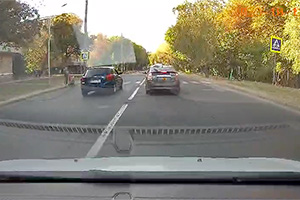 (VIDEO) Un şofer începător, surprins la un pas de a accidenta o mamă cu copil pe o trecere de pietoni în Chişinău