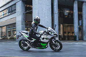 (VIDEO) Kawasaki a lansat prima motocicletă hibridă de performanţă din lume, Ninja 7 HEV