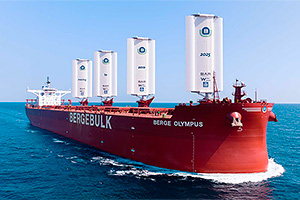 Aceasta e Berge Olympus, noua cea mai puternică navă cargo din lume, echipată cu vele aerodinamice, dar tot a păstrat un motor diesel în doi timpi