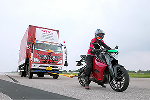 (VIDEO) O motocicletă electrică din India a tractat un camion şi un autobuz după ea