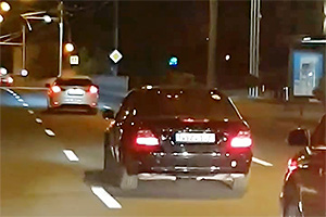 (VIDEO) Un Mercedes care circula pe traiectorii haotice prin Chişinău a fost blocat de alţi şoferi, care au chemat poliţia