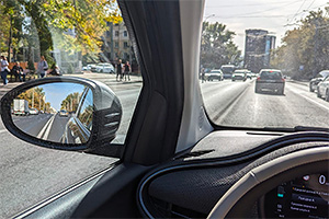 Pe unele străzi din Chişinău, marcajele rutiere noi ar deveni aproape invizibile la anumit unghi al luminii soarelui, iar unii şoferi au şi primit amenzi